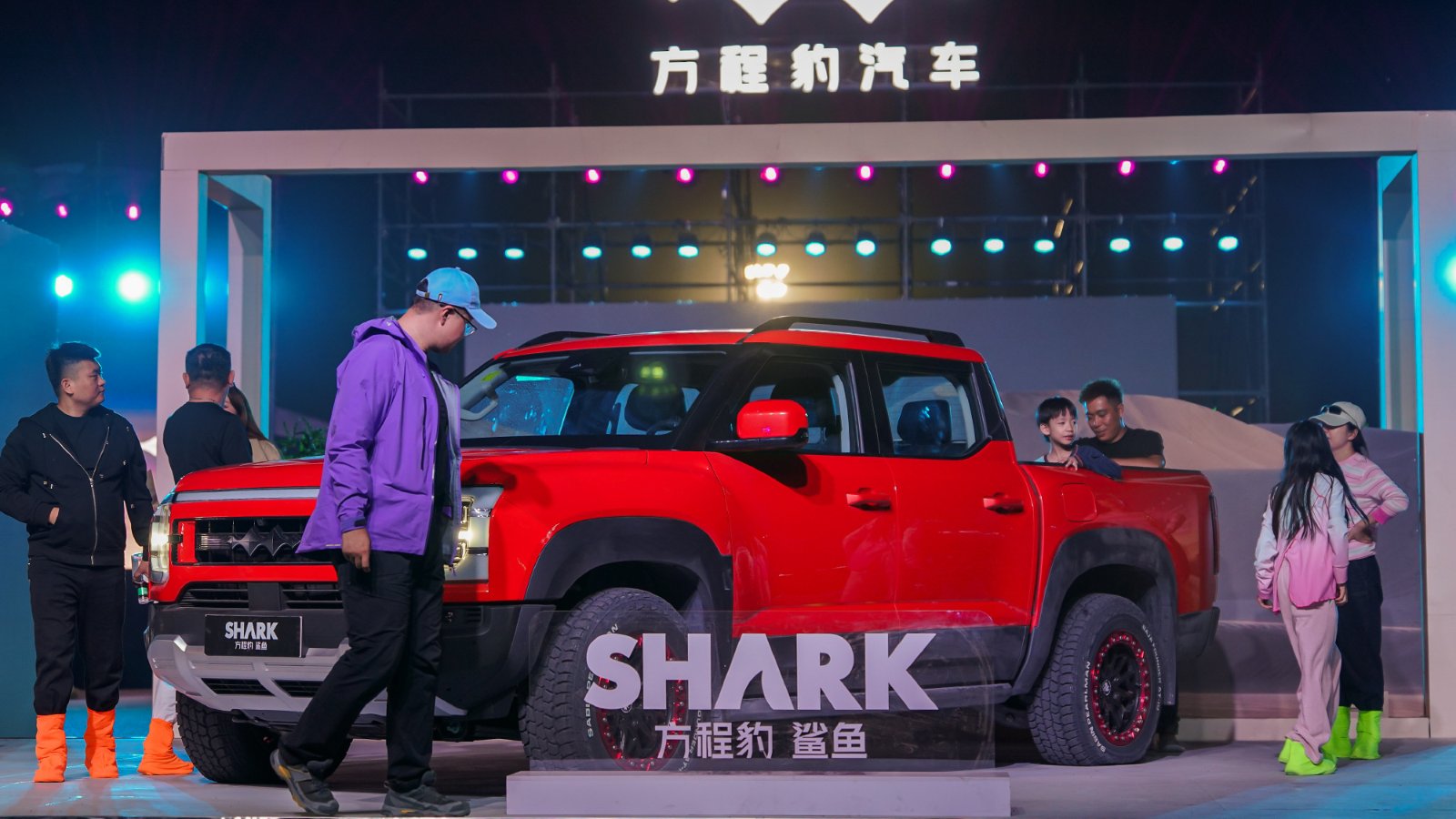 BYD Fang Cheng Bao Tai 9 SUV ve Shark kamyonetin bir bayide yan yana görüntüsü