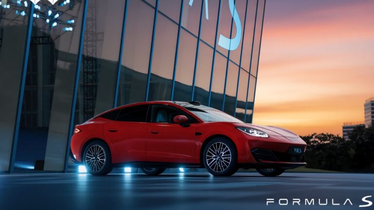 BYD Fang Cheng Bao Tai 9 SUV ve Shark kamyonetin bir bayide yan yana görüntüsü