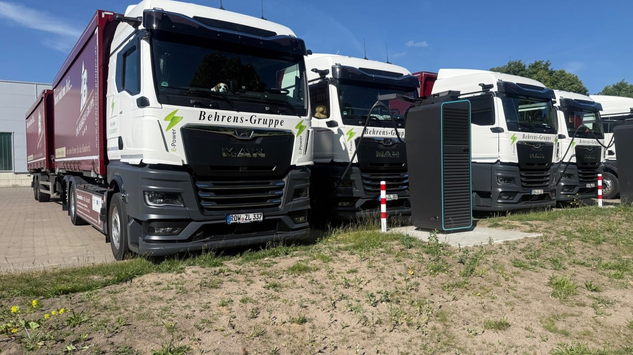 Sanayi bölgesinde paylaşımlı şarj istasyonlarında park halindeki elektrikli kamyonlar