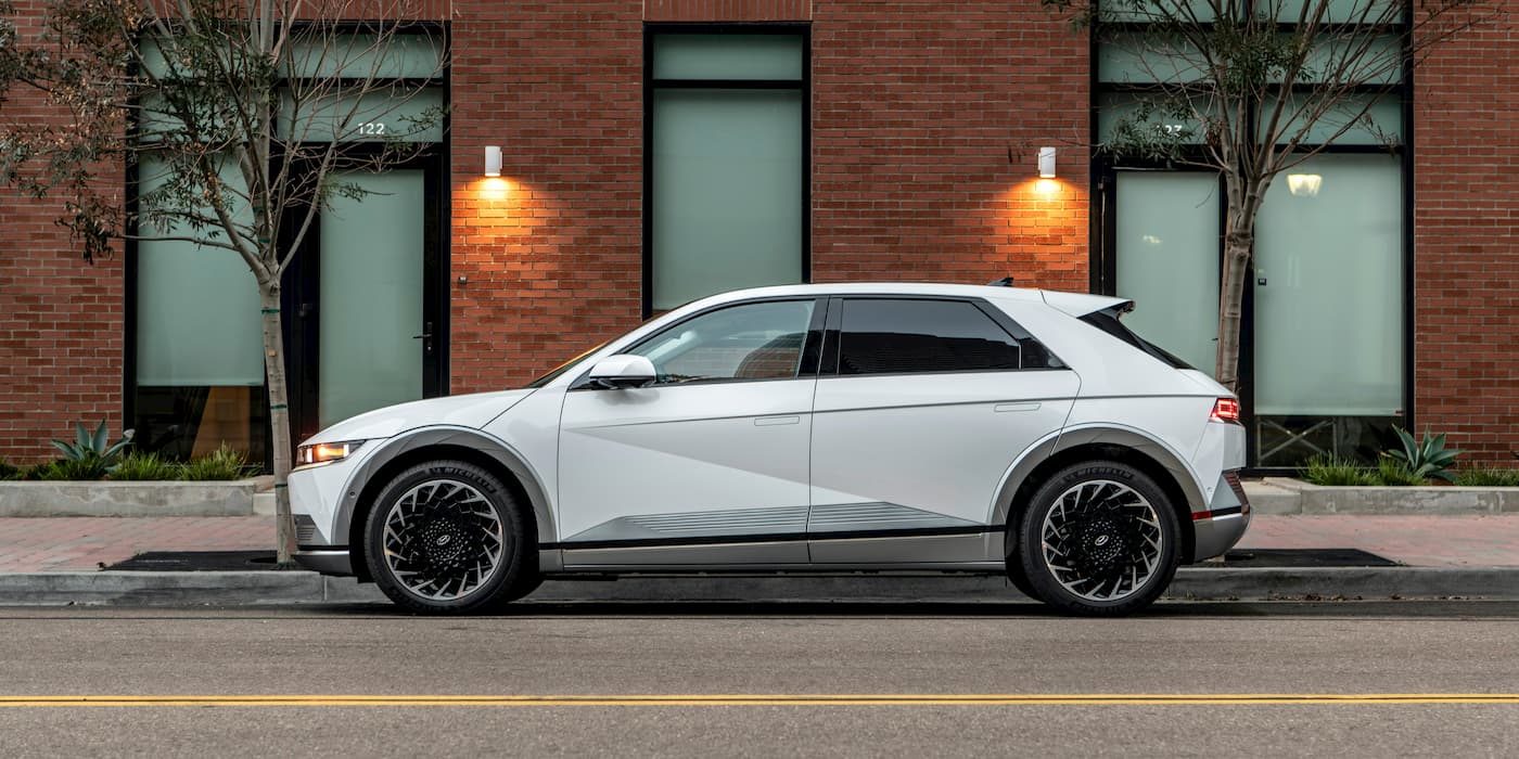 Bir oto galerisinde sıralanmış kullanılmış elektrikli SUV'ler