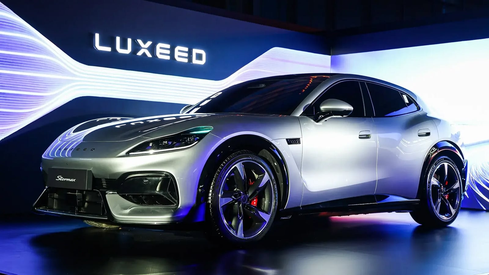 Luxeed LLounge minivan ve Stormax SUV yan yana, modern bir şehir ortamında