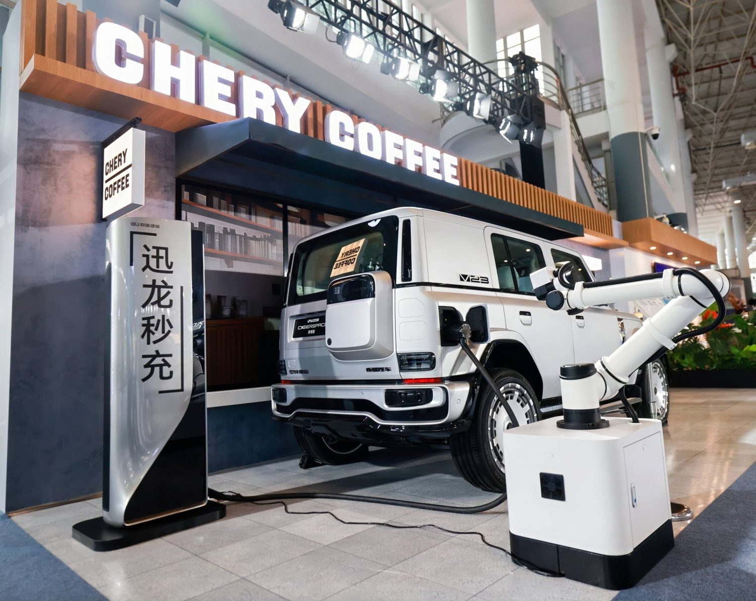 Chery elektrikli aracın megavat seviyesinde şarj istasyonunda şarj olduğu gece görüntüsü