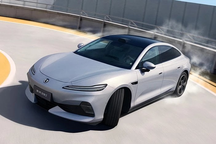Premium bir elektrikli sedanın yandan görünümü, şık ve modern tasarım, dış mekan doğal ışık altında