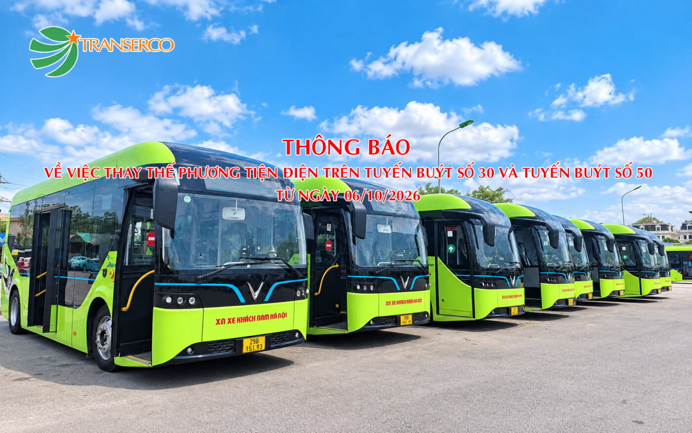 Hanoi'de yeşil renkli VinFast elektrikli otobüs, şehir içi bir yolda seyir halinde