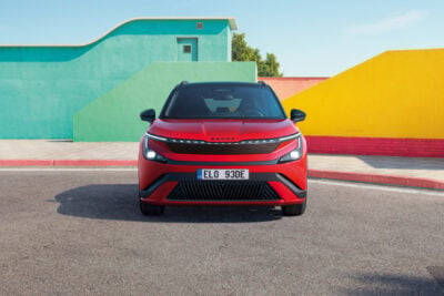 Bir elektrikli otomobilin gösterge panelinde TomTom navigasyon haritası ve şarj istasyonu rotası görünüyor.