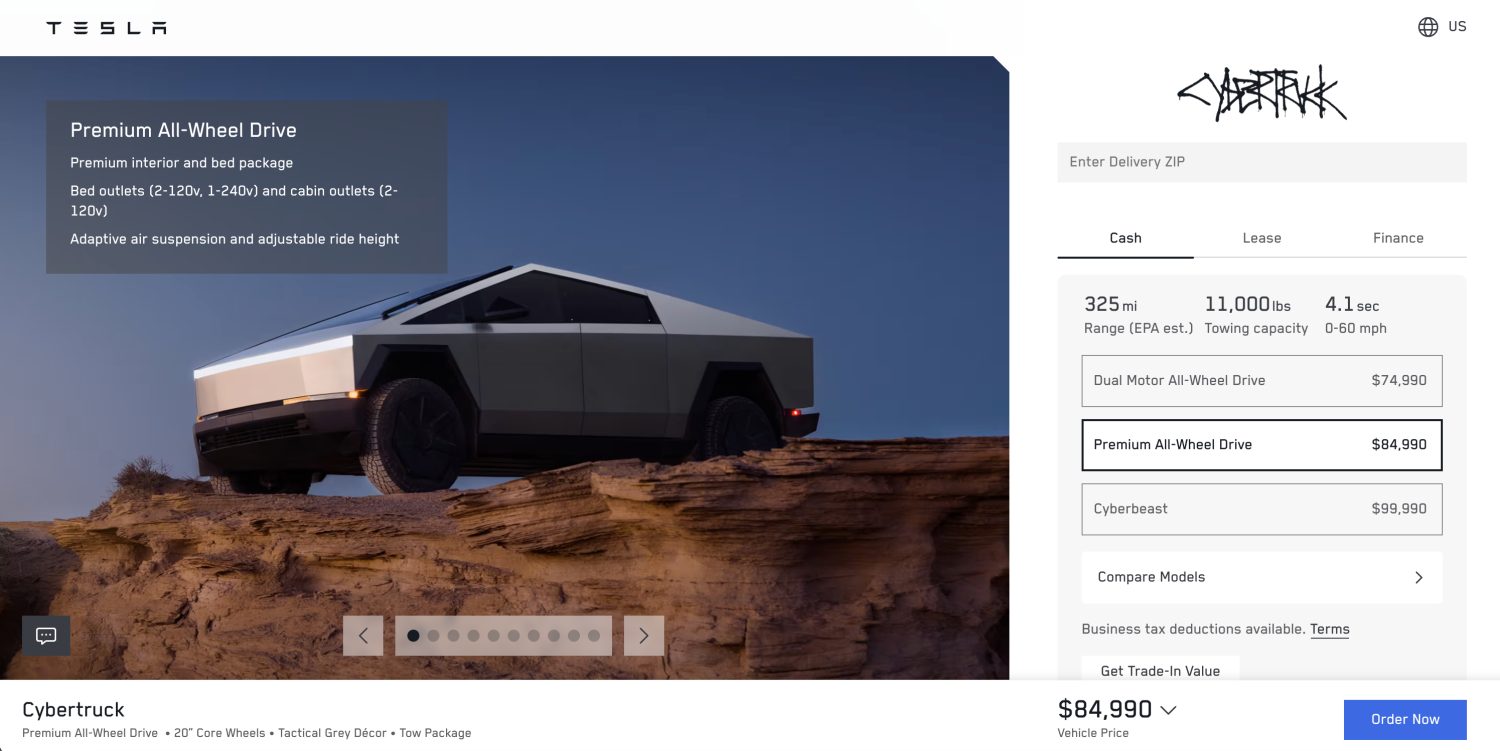 Tesla Cybertruck bir otoparkta duruyor, yanında başka elektrikli araçlar da var. Arka planda modern bir şehir silüeti görülüyor.